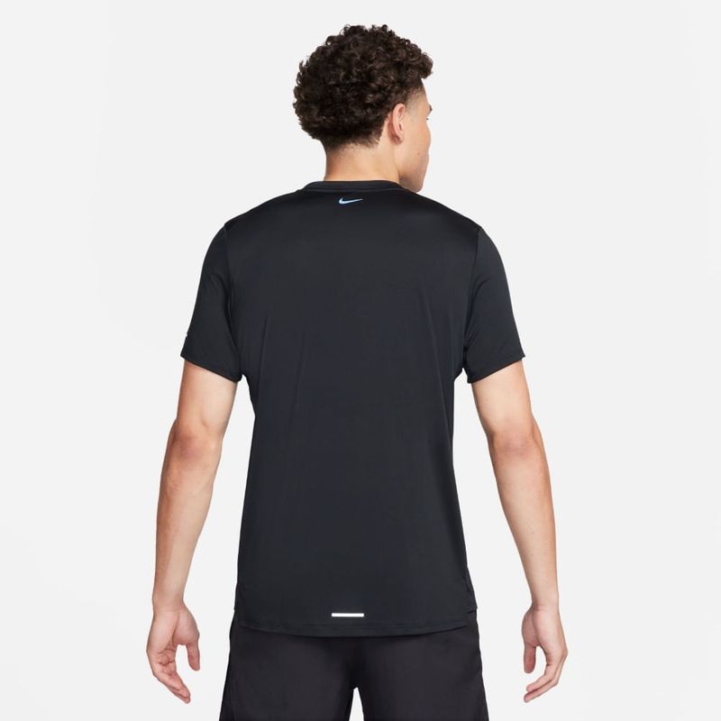 Camiseta-Manga-Corta-nike-para-hombre-M-Nk-Run-Energy-Rise-365-Ss-para-correr-color-negro.-Reverso-Sobre-Modelo