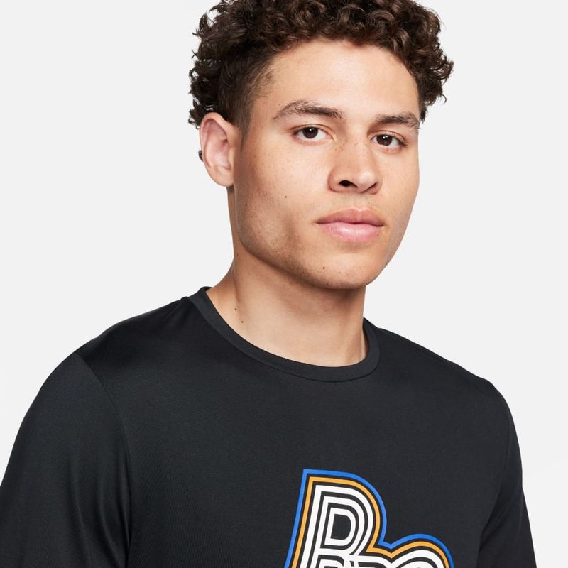Camiseta-Manga-Corta-nike-para-hombre-M-Nk-Run-Energy-Rise-365-Ss-para-correr-color-negro.-Reverso-Sobre-Modelo
