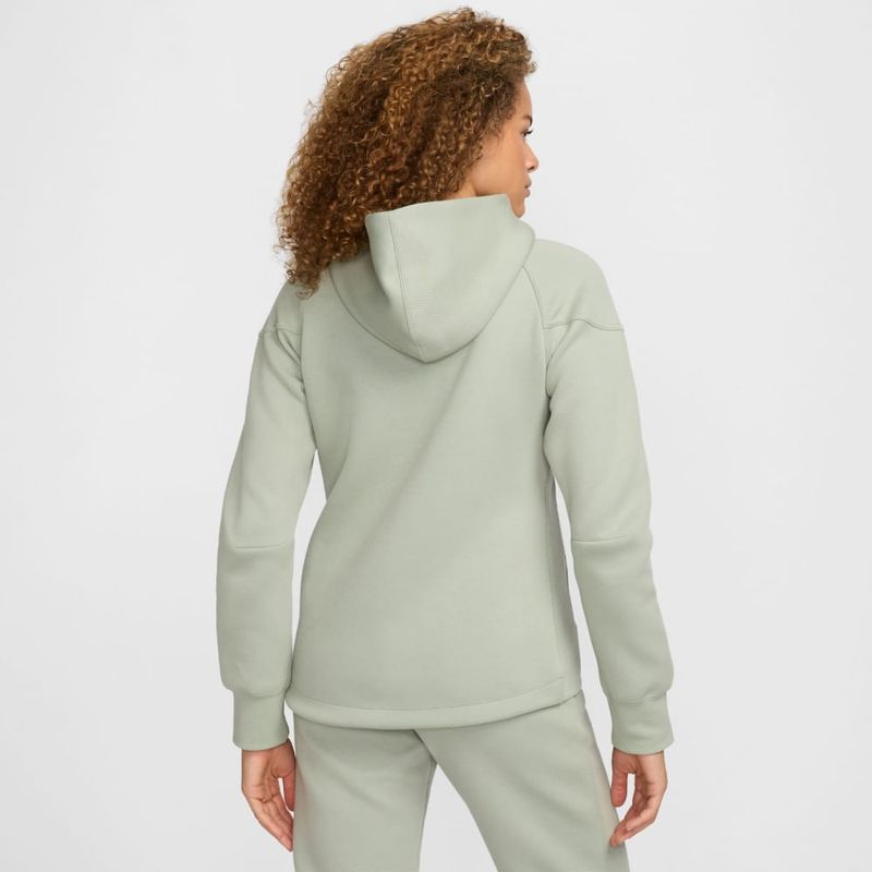 Hoodie-nike-para-mujer-W-Nsw-Tch-Flc-Wr-Fz-Hdy-para-moda-color-verde.-Reverso-Sobre-Modelo