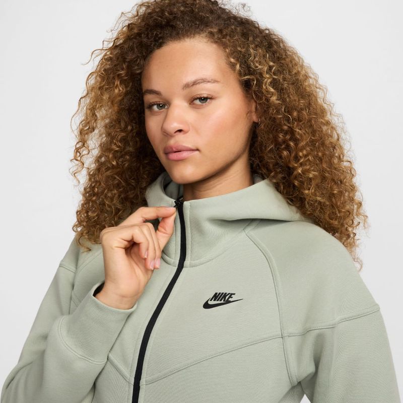 Hoodie-nike-para-mujer-W-Nsw-Tch-Flc-Wr-Fz-Hdy-para-moda-color-verde.-Reverso-Sobre-Modelo