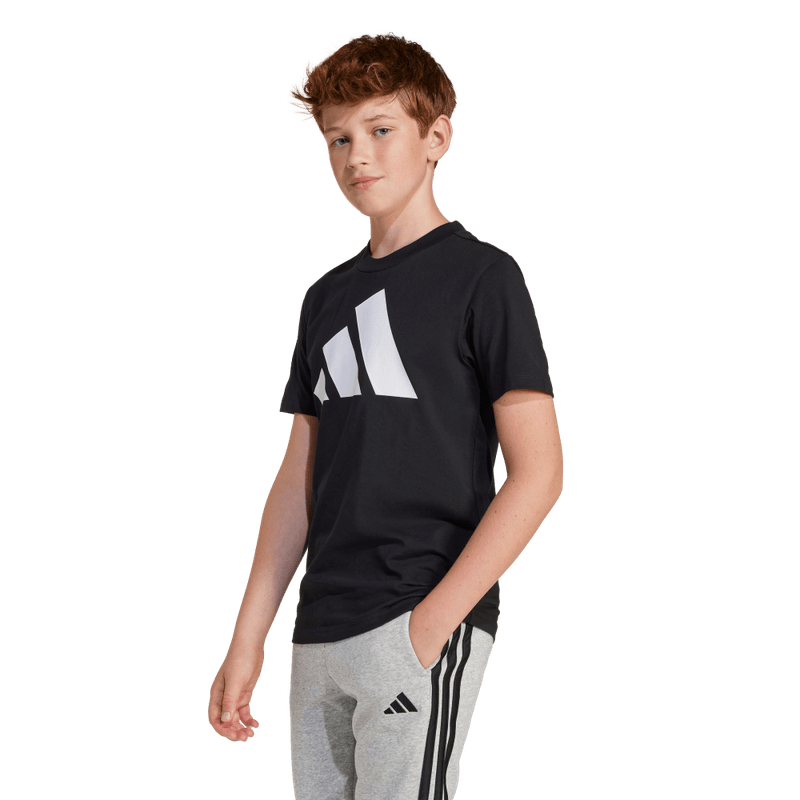 Camiseta-Manga-Corta-adidas-para-niño-J-Bl-Tee-160-para-moda-color-negro.-Frente-Sobre-Modelo