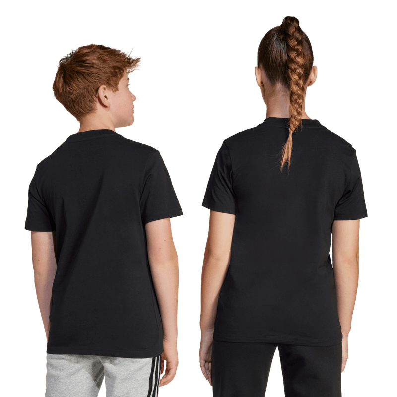 Camiseta-Manga-Corta-adidas-para-niño-J-Bl-Tee-160-para-moda-color-negro.-Lateral-Sobre-Modelo