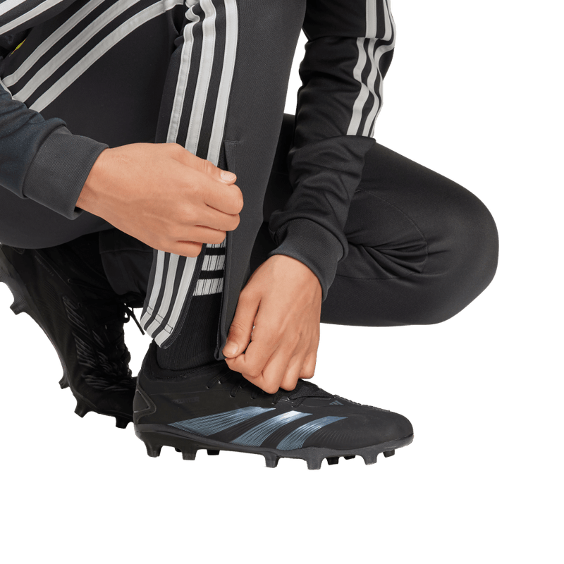 Pantalon-adidas-para-niño-Messi-Pnt-Y-para-futbol-color-negro.-Lateral-Sobre-Modelo