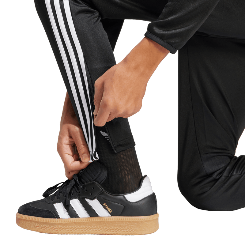 Pantalon-adidas-para-niño-Tiro-Es-Pnt-Y-para-futbol-color-negro.-Lateral-Sobre-Modelo
