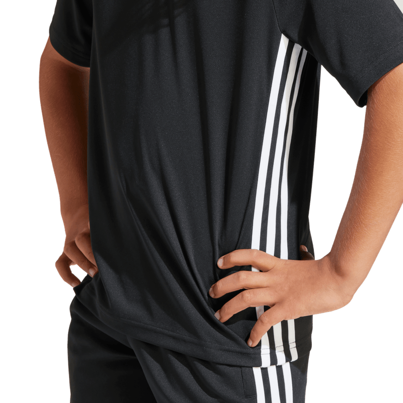 Camiseta-De-Equipo-adidas-para-niño-Tiro-Es-Jsy-Y-para-futbol-color-negro.-Lateral-Sobre-Modelo