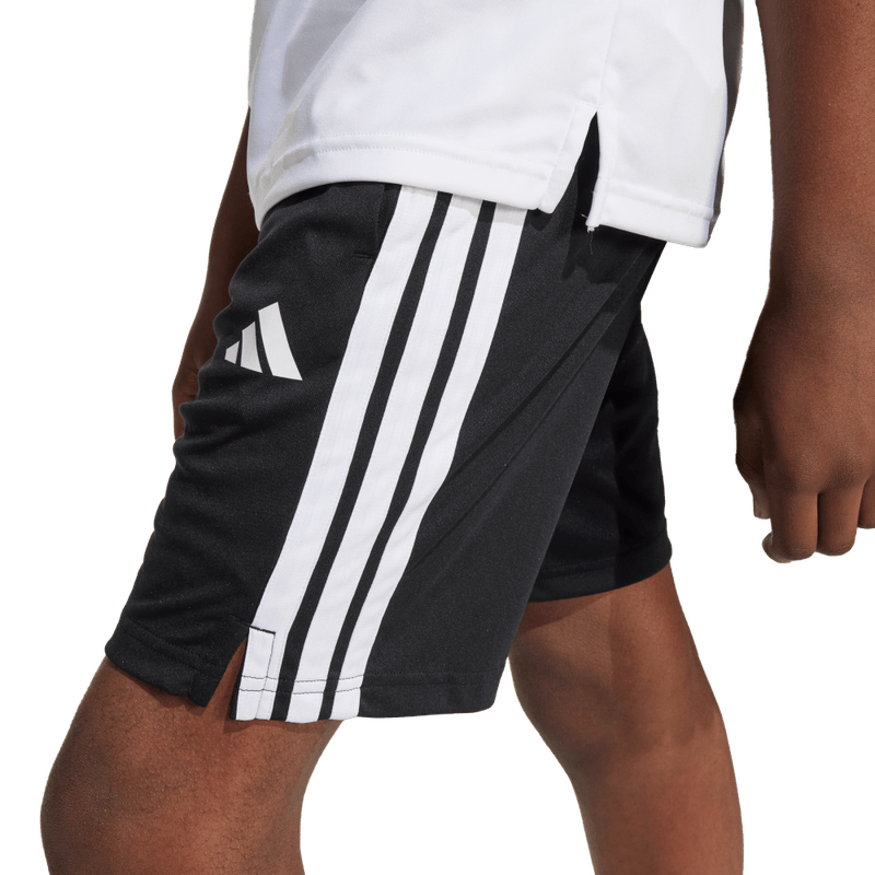 Pantaloneta-adidas-para-niño-J-Tr-Es-3S-Sh-para-entrenamiento-color-negro.-Detalle-Posterior