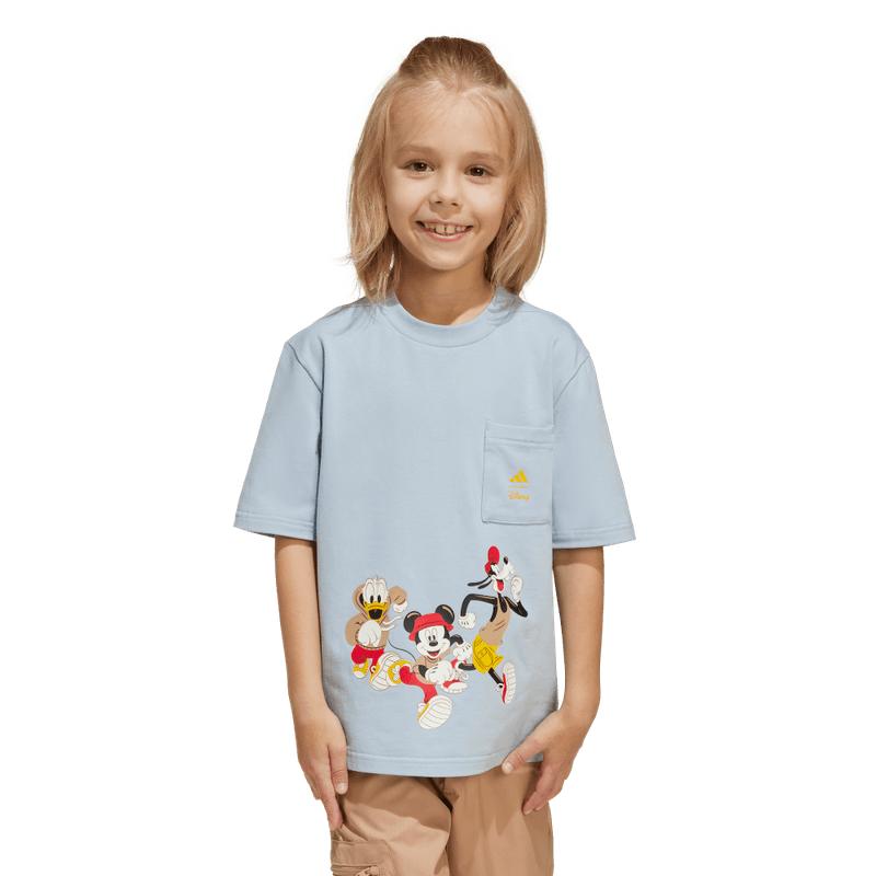 Camiseta-Manga-Corta-adidas-para-niño-Lk-Dy-Mm-T-para-moda-color-azul.-Frente-Sobre-Modelo
