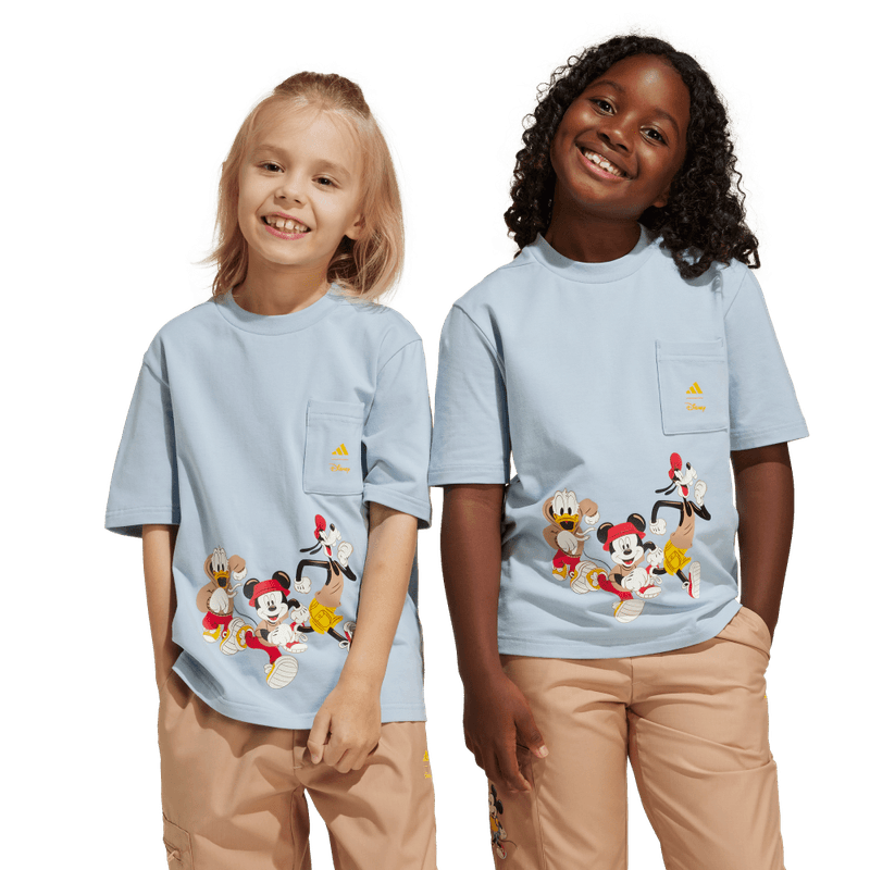 Camiseta-Manga-Corta-adidas-para-niño-Lk-Dy-Mm-T-para-moda-color-azul.-Frente-Sobre-Modelo