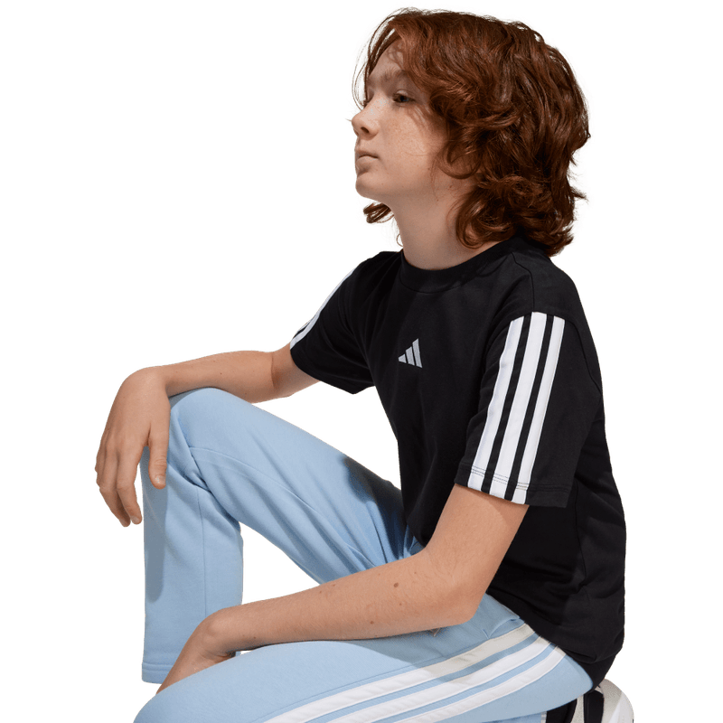 Camiseta-Manga-Corta-adidas-para-niño-J-3S-Tee-160-para-moda-color-negro.-Detalle-Reflectivo-Modelo