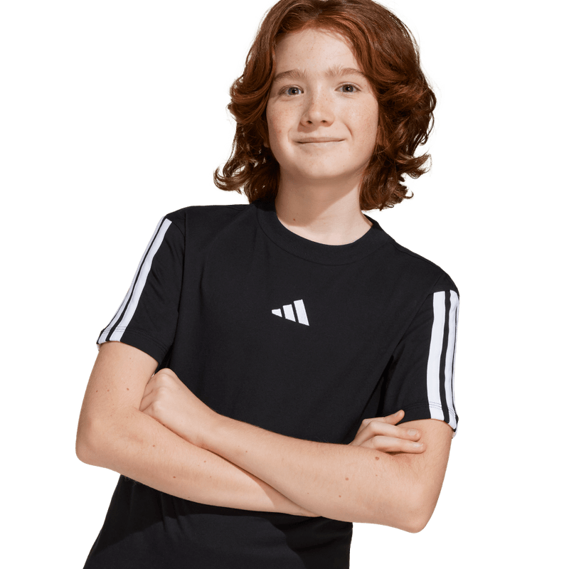 Camiseta-Manga-Corta-adidas-para-niño-J-3S-Tee-160-para-moda-color-negro.-Lateral-Sobre-Modelo