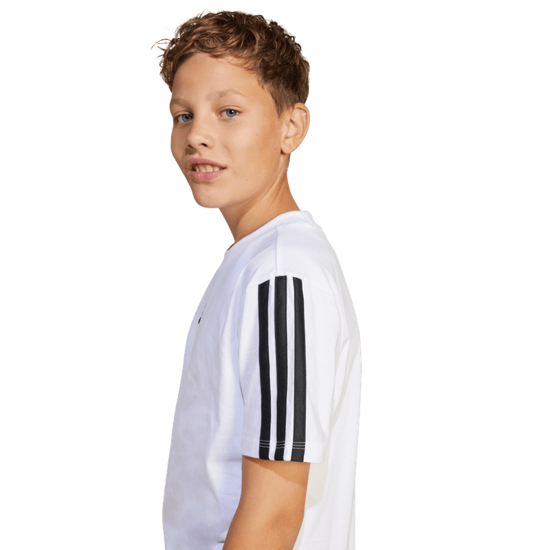 Camiseta-Manga-Corta-adidas-para-niño-J-3S-Tee-160-para-moda-color-blanco.-Detalle-Reflectivo-Modelo