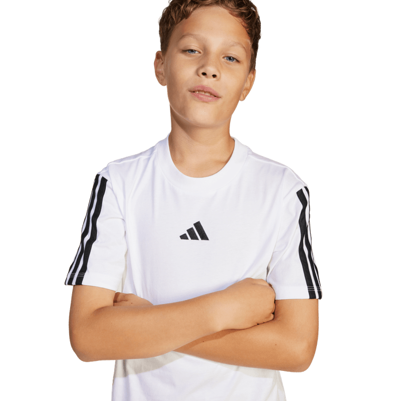 Camiseta-Manga-Corta-adidas-para-niño-J-3S-Tee-160-para-moda-color-blanco.-Lateral-Sobre-Modelo