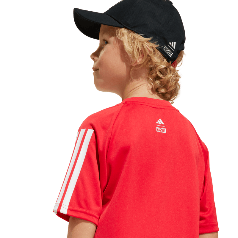 Camiseta-Manga-Corta-adidas-para-niño-Lk-Mrvl-Sm-T-para-moda-color-rojo.-Detalle-Reflectivo-Modelo