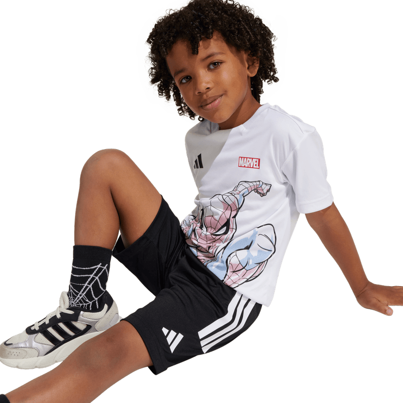 Conjunto-adidas-para-niño-Lk-Mrvl-Sm-Tset-para-moda-color-blanco.-Lateral-Sobre-Modelo