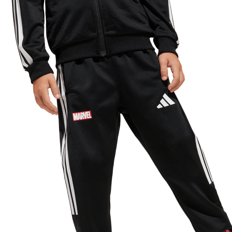 Sudadera-adidas-para-niño-Lk-Mrvl-Sm-Ts-para-moda-color-negro.-Lateral-Sobre-Modelo