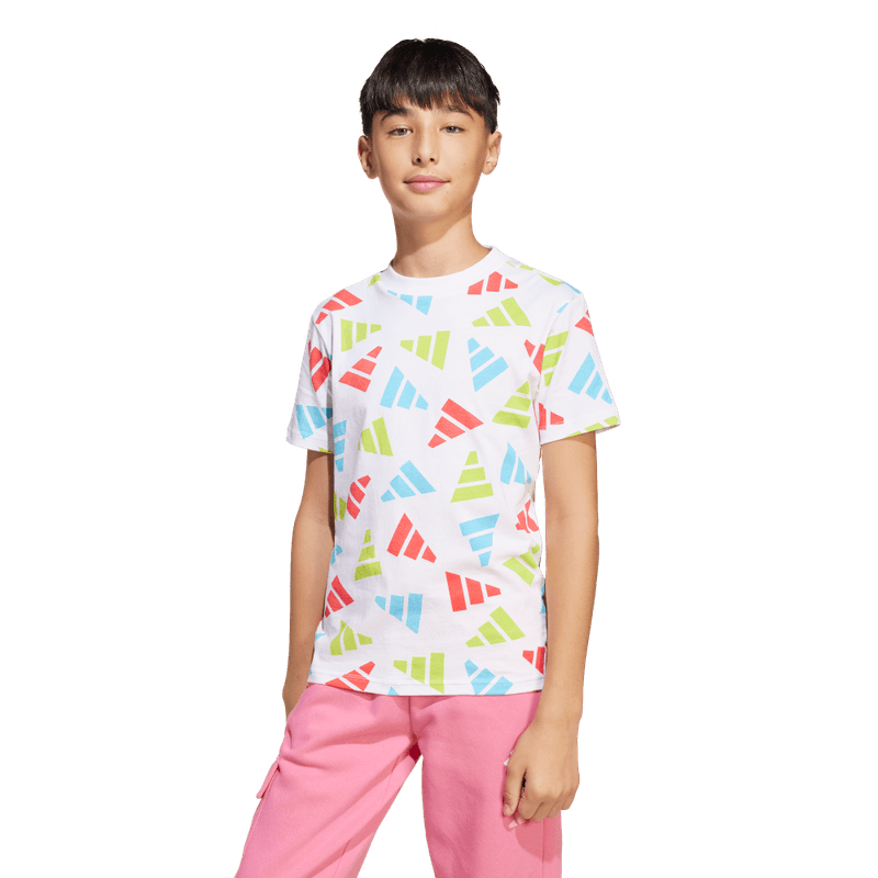 Camiseta-Manga-Corta-adidas-para-niño-J--Clbrtn-Tee-para-moda-color-blanco.-Frente-Sobre-Modelo
