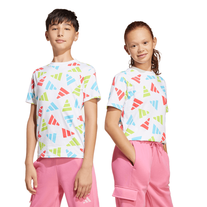 Camiseta-Manga-Corta-adidas-para-niño-J--Clbrtn-Tee-para-moda-color-blanco.-Frente-Sobre-Modelo
