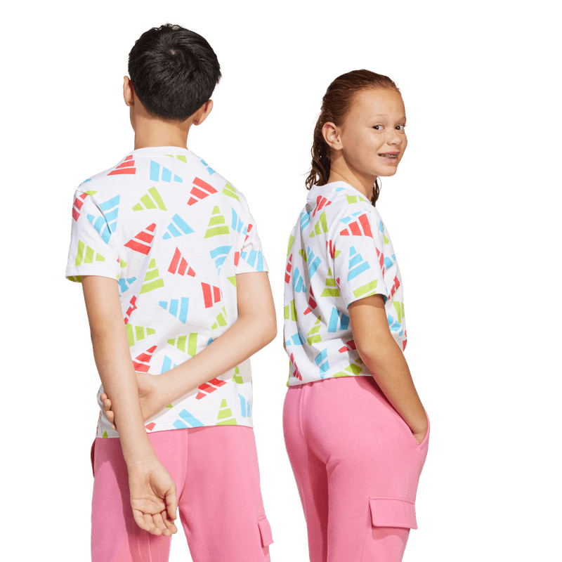 Camiseta-Manga-Corta-adidas-para-niño-J--Clbrtn-Tee-para-moda-color-blanco.-Lateral-Sobre-Modelo