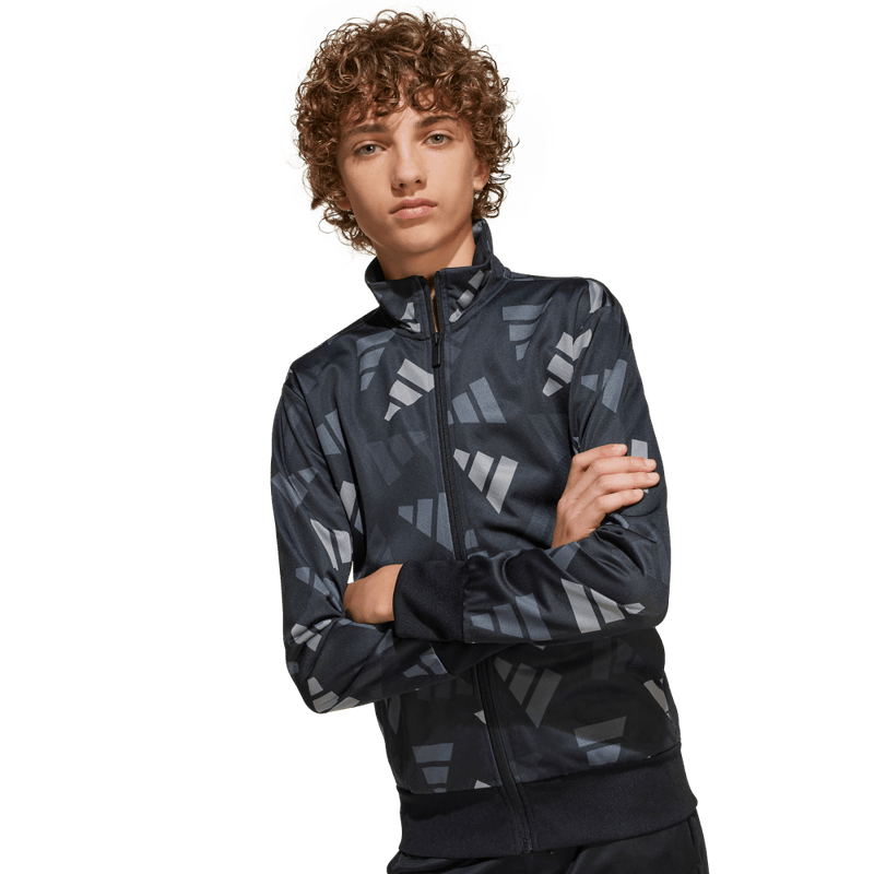 Sudadera-adidas-para-niño-J-Clbrtn-Ts-para-moda-color-negro.-Lateral-Sobre-Modelo