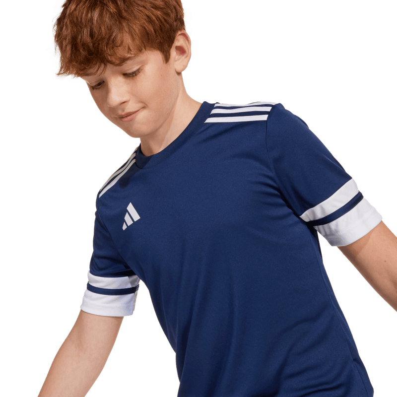 Camiseta-De-Equipo-adidas-para-niño-Squa25-Jsy-Y-para-futbol-color-azul.-Lateral-Sobre-Modelo