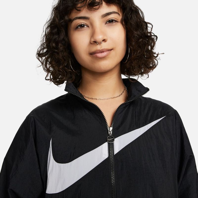 Chaqueta-nike-para-mujer-W-Nsw-Essntl-Wvn-Jkt-Hbr-para-moda-color-blanco.-Reverso-Sobre-Modelo