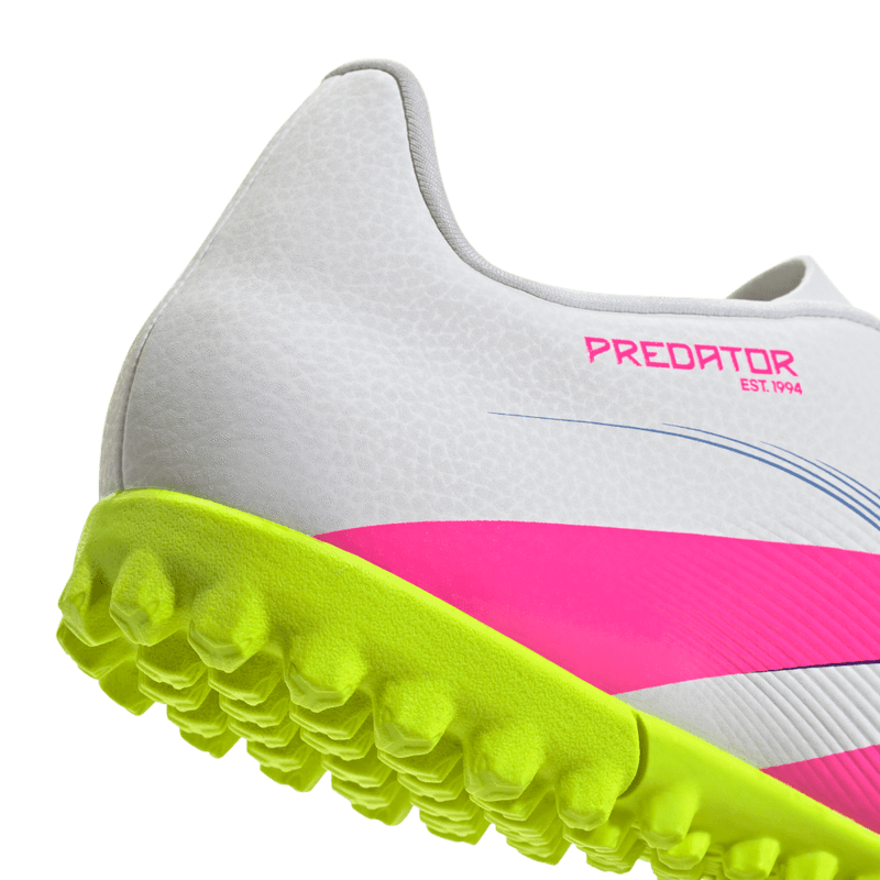 Guayos-adidas-unisex-Predator-Club-Tf-para-futbol-color-blanco.-Lateral-Y-Suela