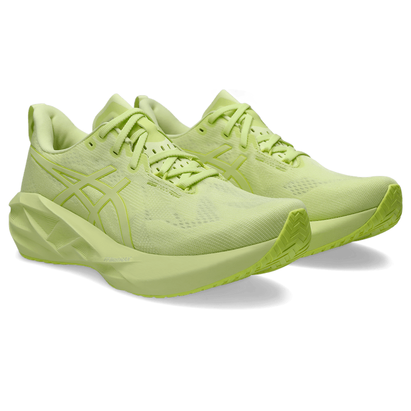 Tenis-asics-para-hombre-Novablast-5-Lite-Show-para-correr-color-amarillo.-Par-Alineados