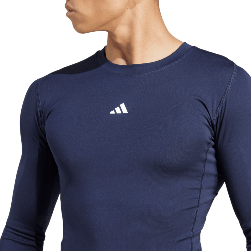 Camiseta-Manga-Larga-adidas-para-hombre-Tf-Ls-Tee-para-entrenamiento-color-azul.-Lateral-Sobre-Modelo