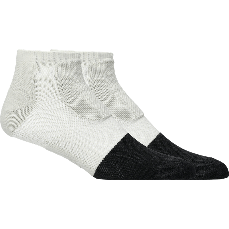 Medias-asics-unisex-Hispeed-Ankle-para-correr-color-blanco.-Frente-Sobre-Modelo