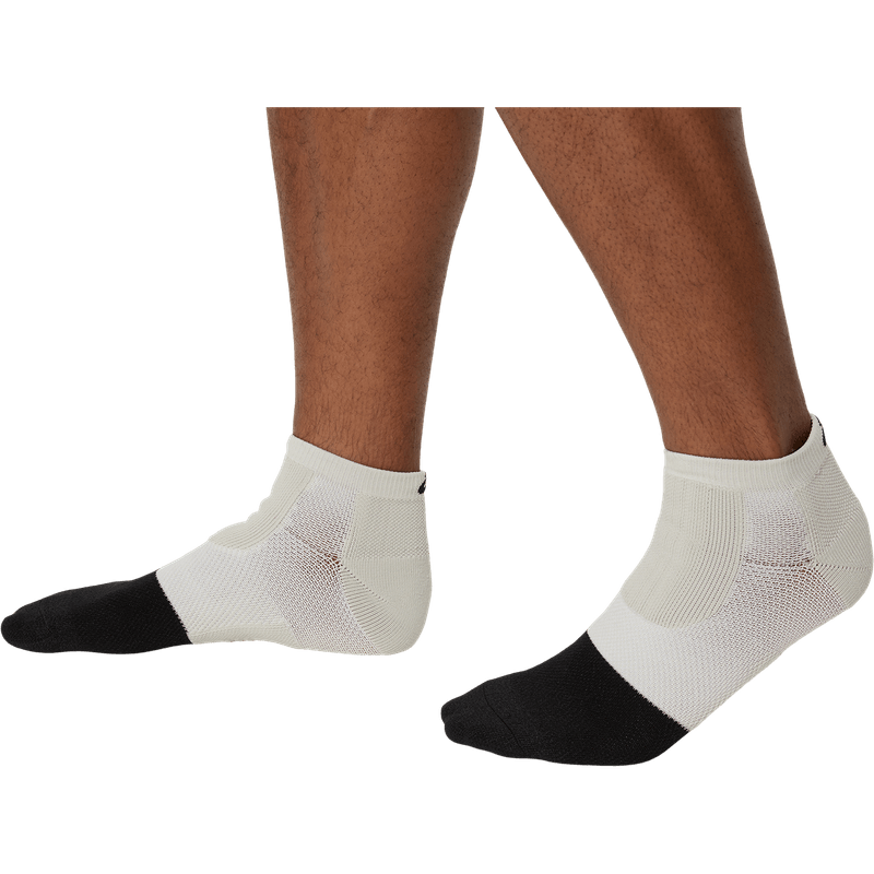 Medias-asics-unisex-Hispeed-Ankle-para-correr-color-blanco.-Modelo-Lateral