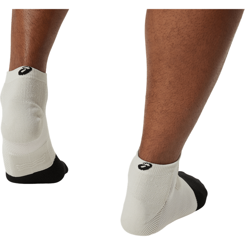Medias-asics-unisex-Hispeed-Ankle-para-correr-color-blanco.-Vista-Posterior