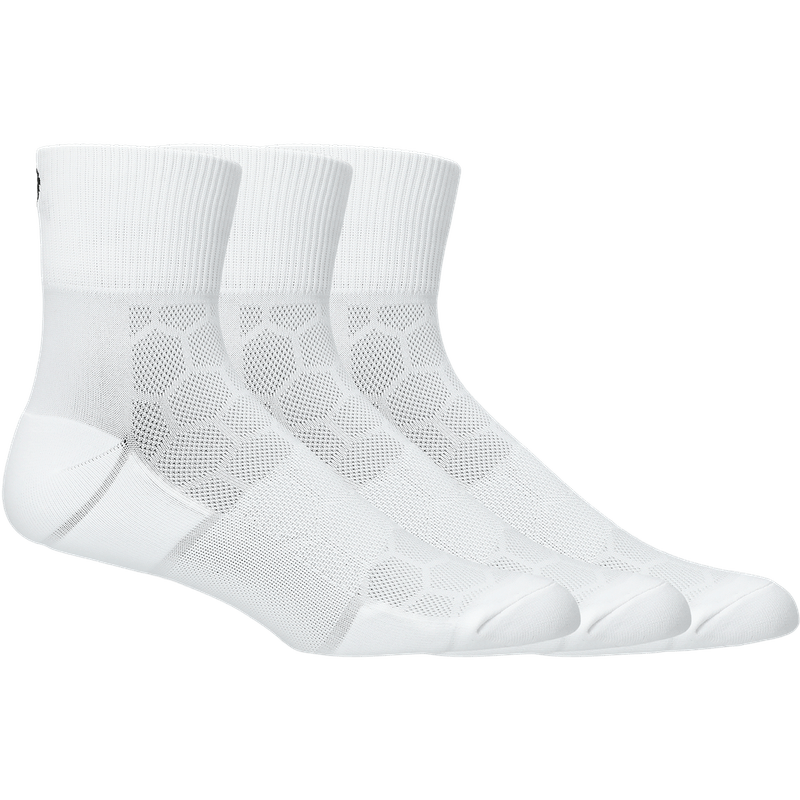 Medias-asics-unisex-Running-Quarter-3P-para-correr-color-blanco.-Frente-Sobre-Modelo