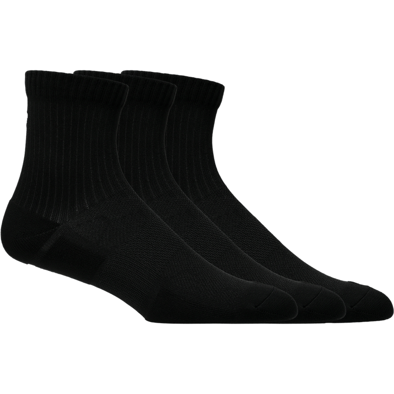 Medias-asics-unisex-Practice-Quarter-3P-para-entrenamiento-color-negro.-Frente-Sobre-Modelo