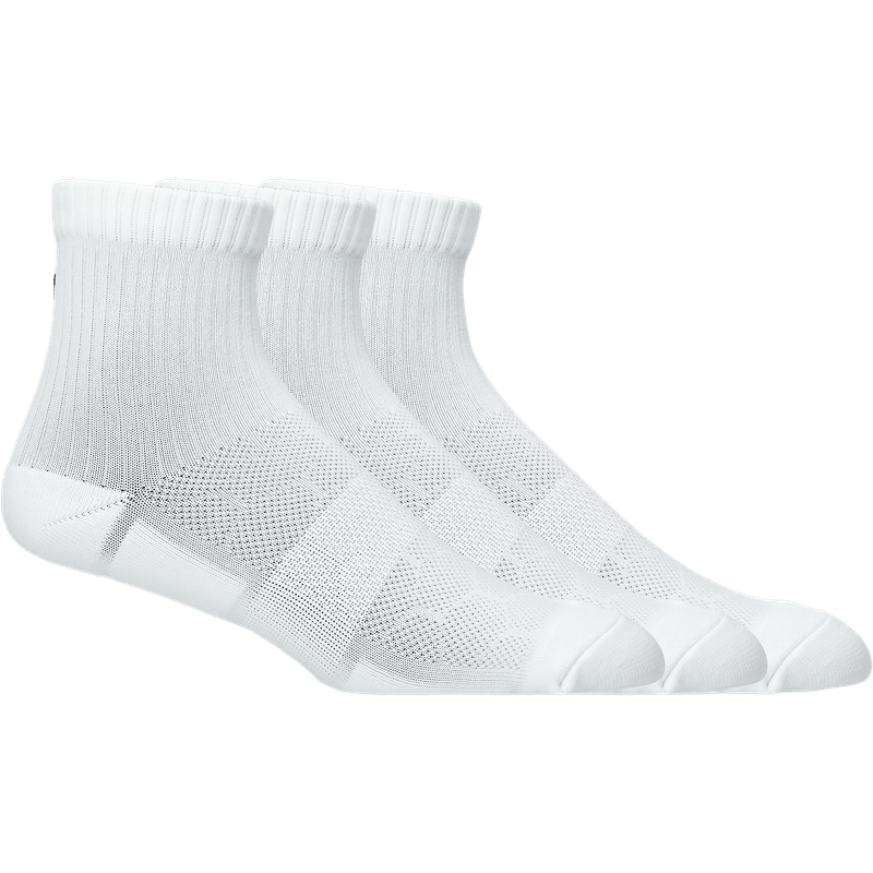 Medias-asics-unisex-Practice-Quarter-3P-para-entrenamiento-color-blanco.-Frente-Sobre-Modelo