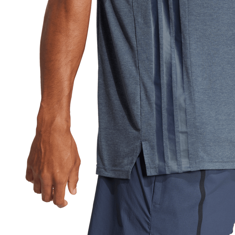 Camiseta-Manga-Sisa-adidas-para-hombre-D4T-3S-Tank-para-entrenamiento-color-azul.-Detalle-Reflectivo-Modelo