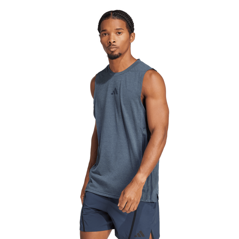 Camiseta-Manga-Sisa-adidas-para-hombre-D4T-3S-Tank-para-entrenamiento-color-azul.-Frente-Sobre-Modelo