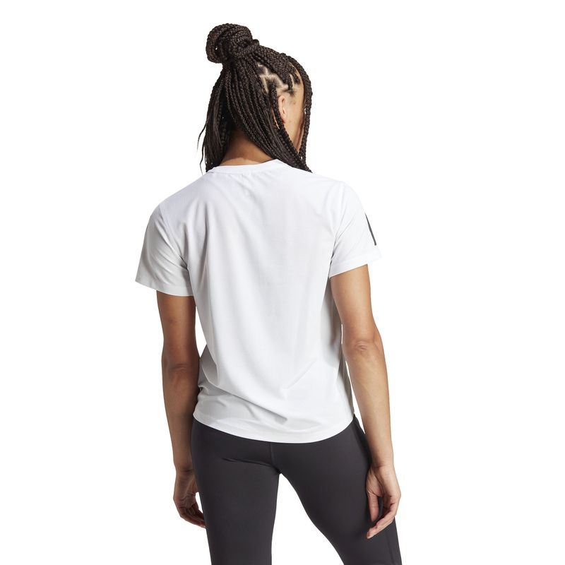 Camiseta-Manga-Corta-adidas-para-mujer-Otr-B-Tee-para-correr-color-blanco.-Reverso-Sobre-Modelo