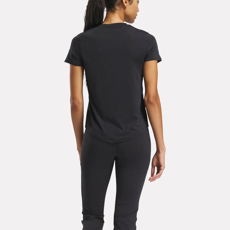 Camiseta-Manga-Corta-reebok-para-mujer-Rbk-Chill-Athletic-Tee-para-entrenamiento-color-negro.-Reverso-Sobre-Modelo