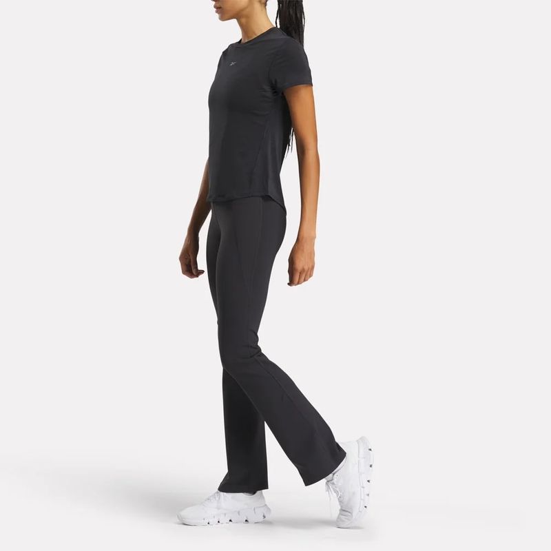 Camiseta-Manga-Corta-reebok-para-mujer-Rbk-Chill-Athletic-Tee-para-entrenamiento-color-negro.-Reverso-Sobre-Modelo