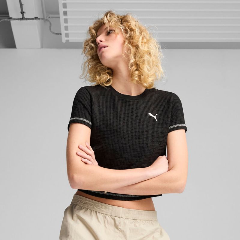 Camiseta-Manga-Corta-puma-para-mujer-Dare-To-Textured-Baby-Tee-W-para-moda-color-negro.-Frente-Con-Modelo