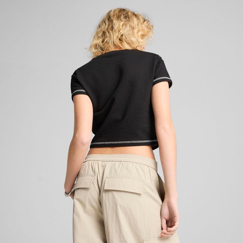 Camiseta-Manga-Corta-puma-para-mujer-Dare-To-Textured-Baby-Tee-W-para-moda-color-negro.-Reverso-Con-Modelo