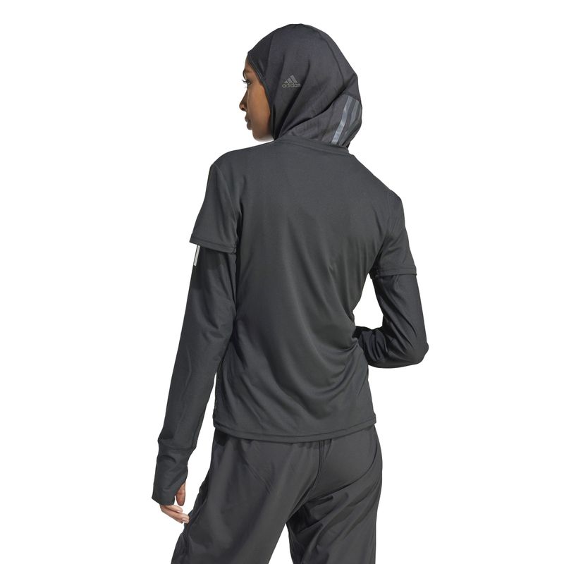 Camiseta-Manga-Corta-adidas-para-mujer-Adizero-E-Tee-para-correr-color-negro.-Reverso-Sobre-Modelo
