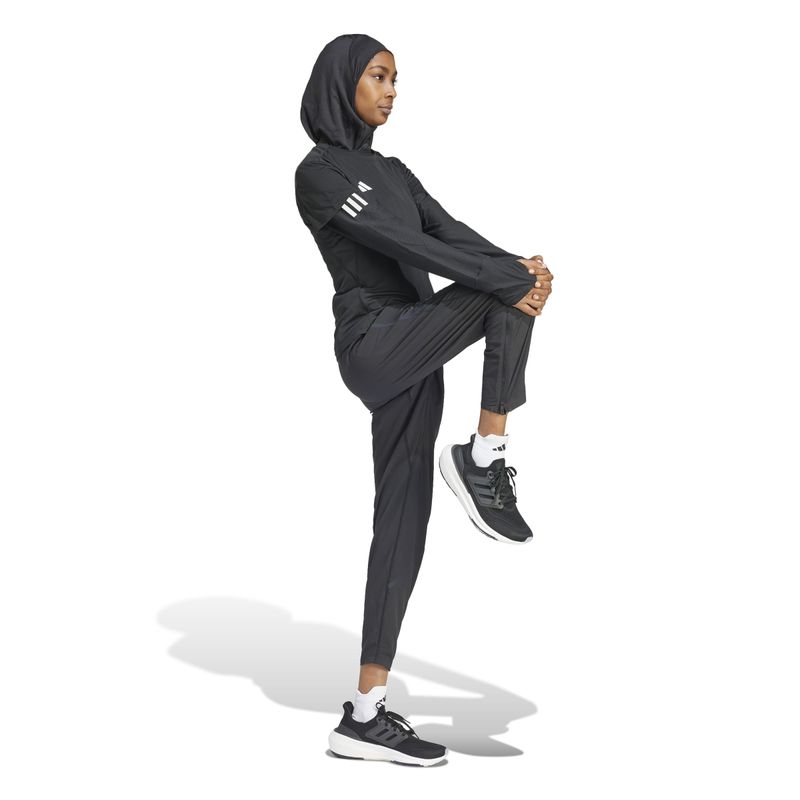 Camiseta-Manga-Corta-adidas-para-mujer-Adizero-E-Tee-para-correr-color-negro.-Modelo-En-Movimiento