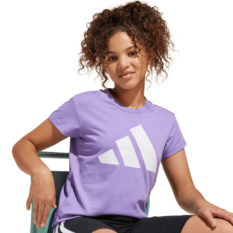 Camiseta-Manga-Corta-adidas-para-mujer-Jg-Bl-Tee-160-para-moda-color-morado.-Detalle-Reflectivo-Modelo