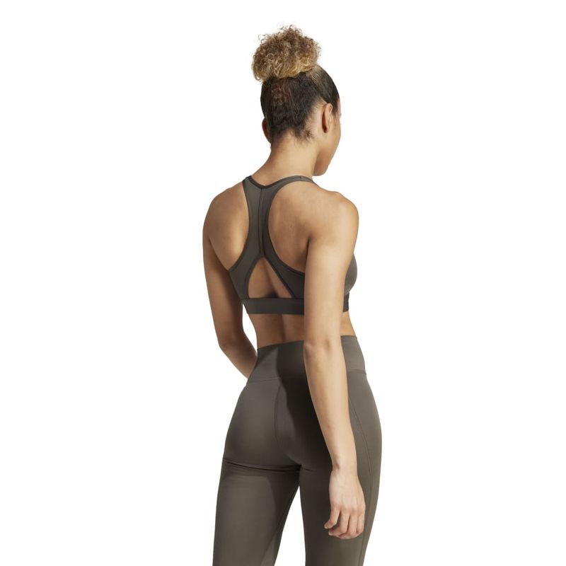 Top-adidas-para-mujer-Pwrct-Bl-Bra-para-entrenamiento-color-verde.-Reverso-Sobre-Modelo