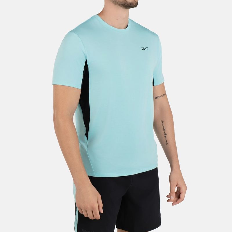 Camiseta-Manga-Corta-reebok-para-hombre-Athlete-Tee-2.0-Rbk-Chill-para-entrenamiento-color-azul.-Reverso-Sobre-Modelo