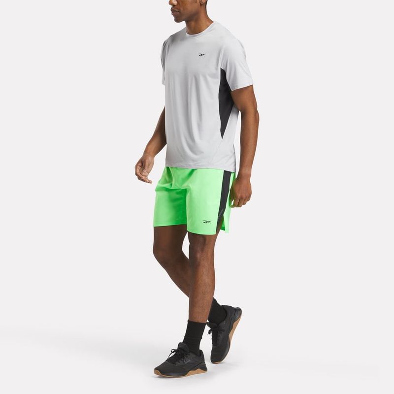 Camiseta-Manga-Corta-reebok-para-hombre-Athlete-Tee-2.0-Rbk-Chill-para-entrenamiento-color-gris.-Reverso-Sobre-Modelo