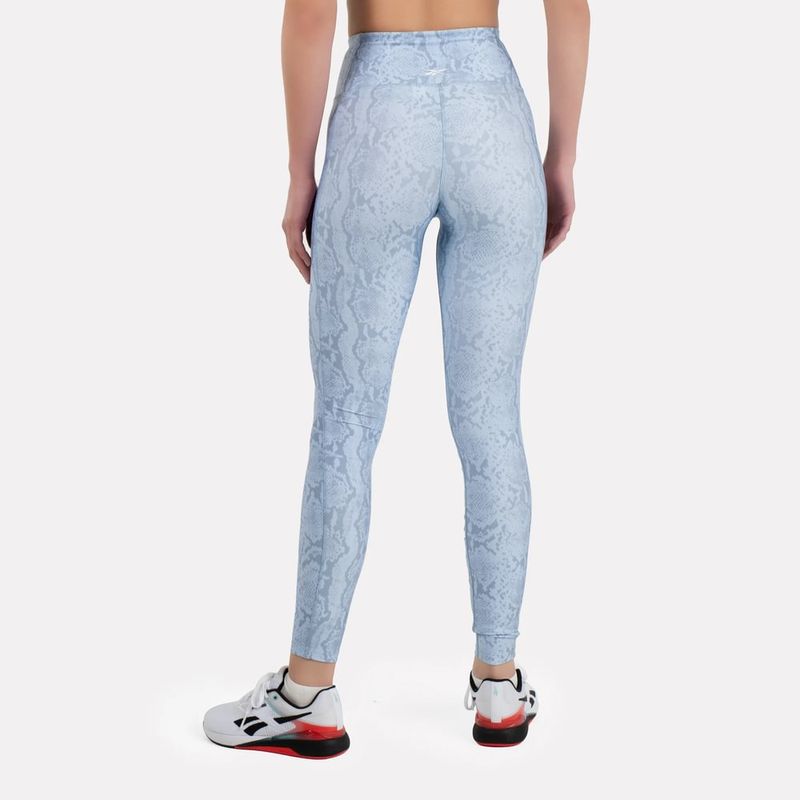 Licra-reebok-para-mujer-Id-Train-Aop-Tight-para-entrenamiento-color-azul.-Reverso-Sobre-Modelo