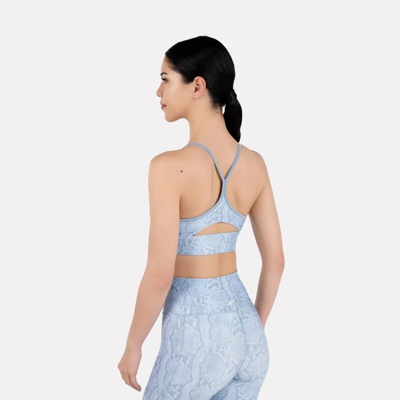 Top-reebok-para-mujer-Id-Train-Aop-Bra-para-entrenamiento-color-azul.-Reverso-Sobre-Modelo