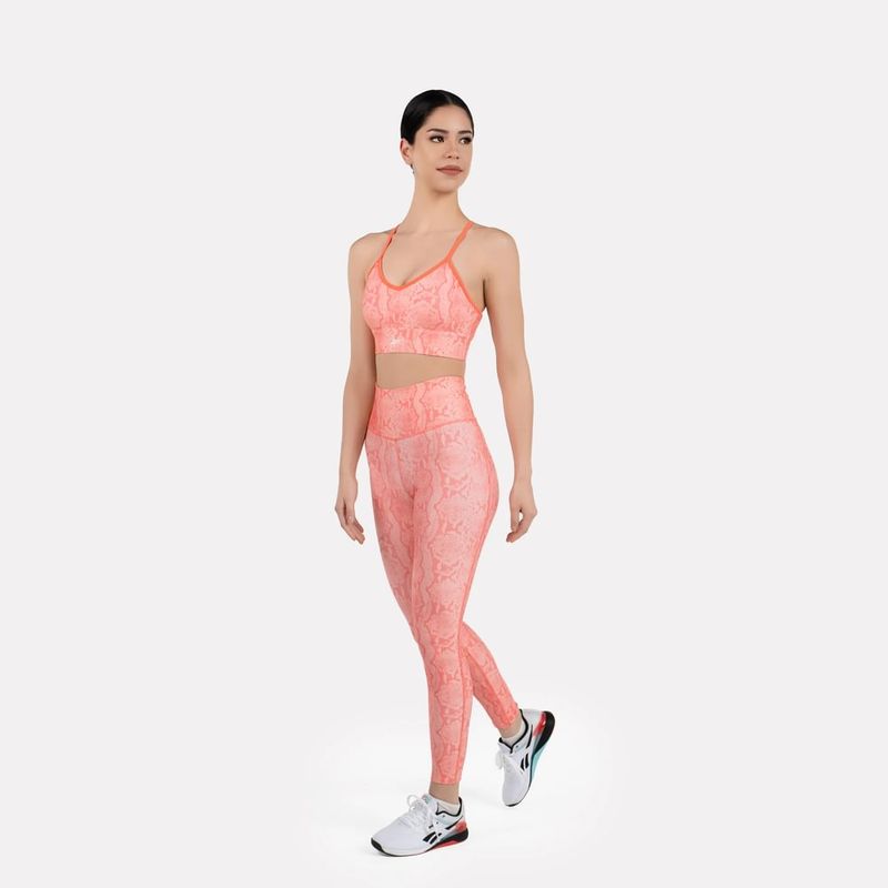 Top-reebok-para-mujer-Id-Train-Aop-Bra-para-entrenamiento-color-rosado.-Reverso-Sobre-Modelo
